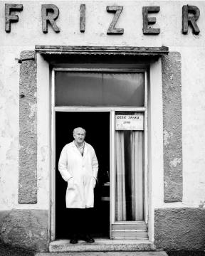 Janko Ozbič pred svojo brivnico