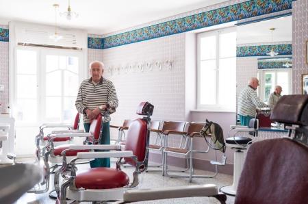 Avtentični rdeči brivski stoli, ki jih je gospod Janko Ozbič obdržal in ohranil do prihoda novega brivca