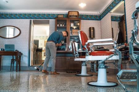 Rdeči stoli so še vedno v salonu...